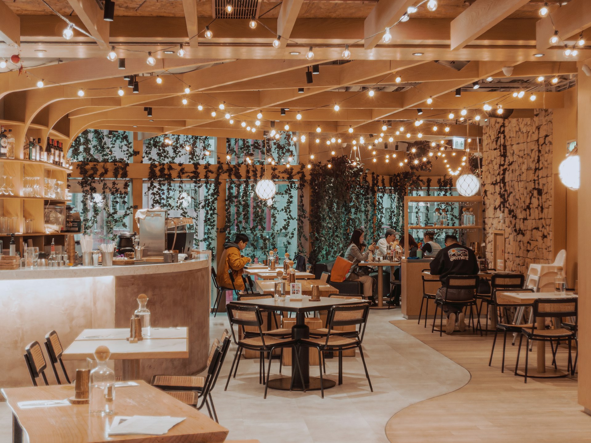 Interior do restaurante O Lugar — ambiente acolhedor com madeira e iluminação quente